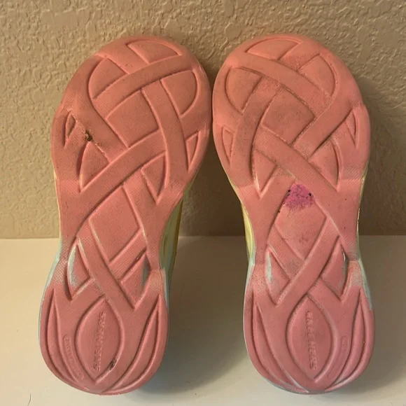 Girls Sketchers tennis shoes size 1. - Picture 9 of 9
